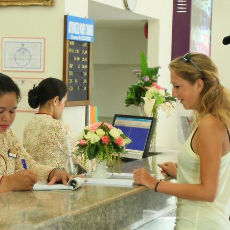 Thumrin Hotel Trang Exterior foto