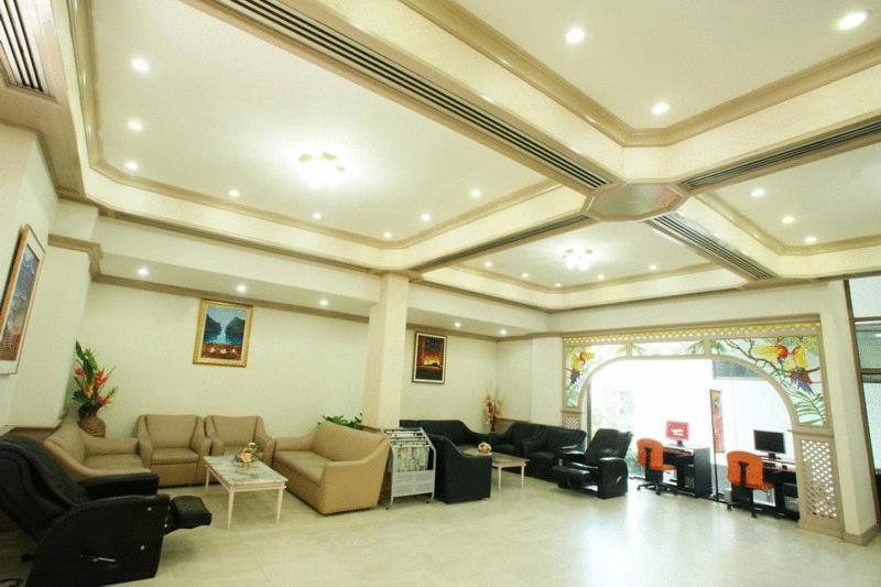 Thumrin Hotel Trang Exterior foto