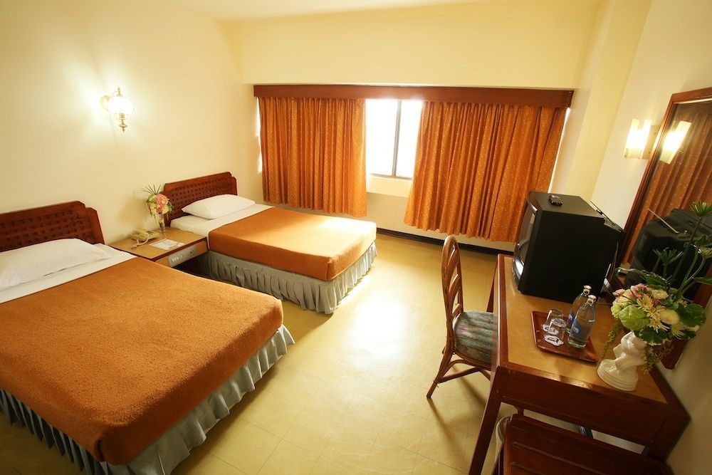Thumrin Hotel Trang Exterior foto